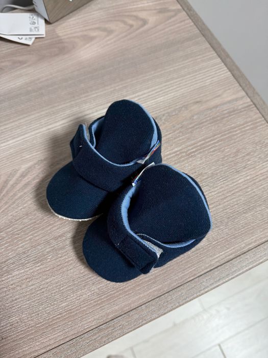 ПОДАРЯВАМ чисто нови бебешки обувки