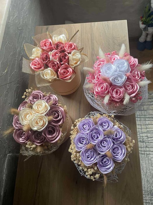 Ръчно изработени букети от сатенени панделки и восък.