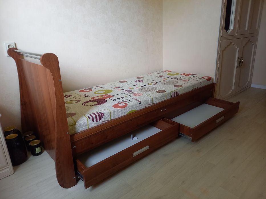 Одноместный мягкая кровать