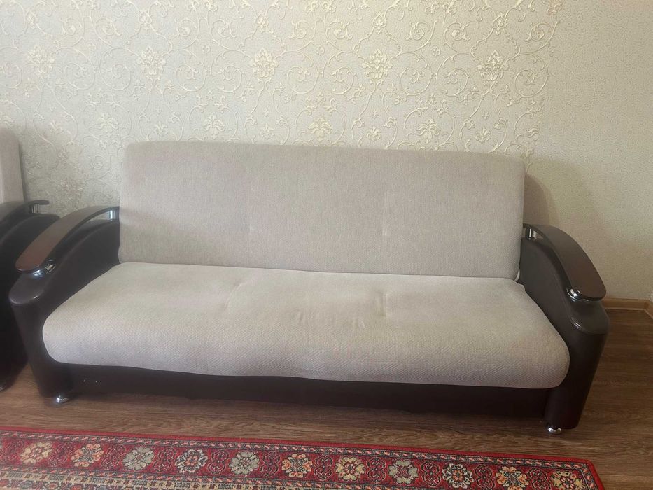 Диван и одно кресло