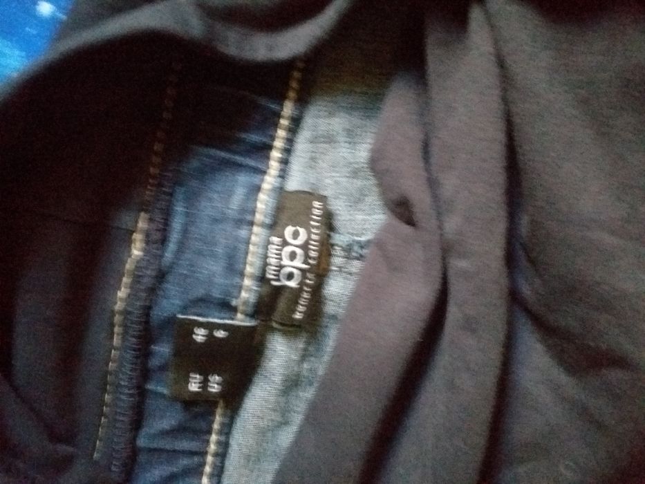 Blugi gravidute, rochita de ocazie.