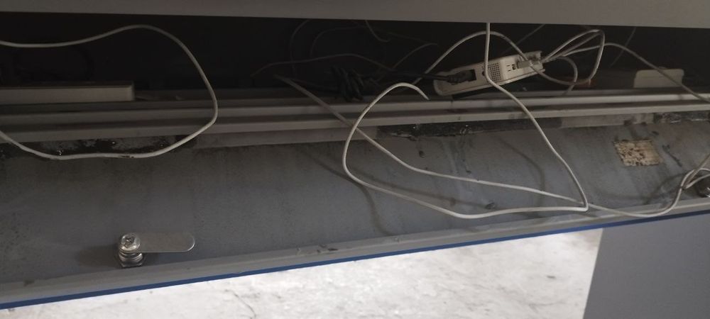 Продается стол витрина