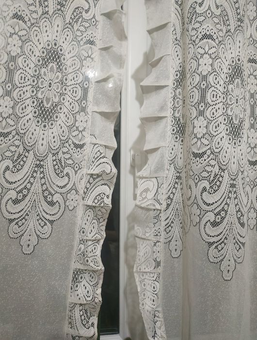Тюль белого цвета. Две половинки по 1,15 м.