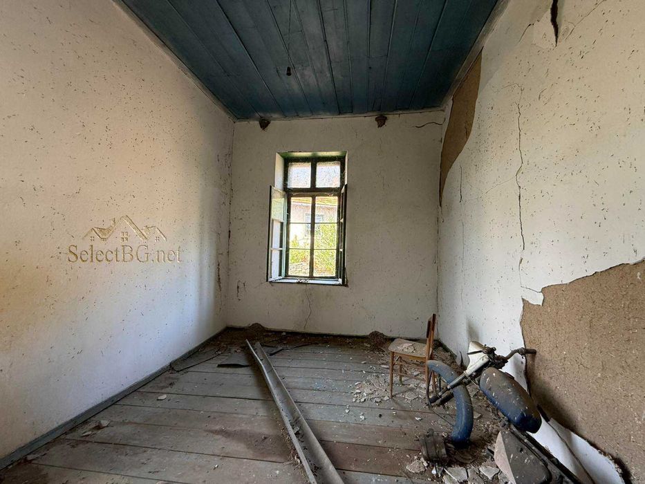 Къща с голям двор в село Руня / обл. Габрово