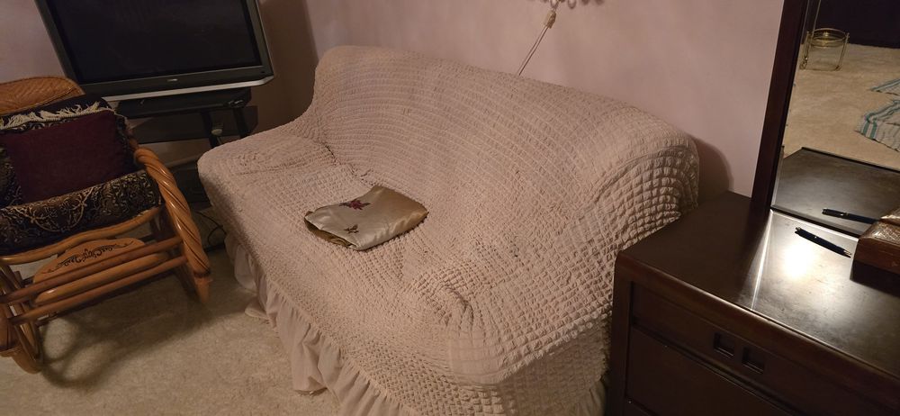 Продам два дивана и кресло