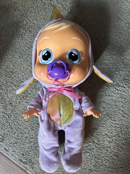 Baby cry - издава звуци, свети, плаче