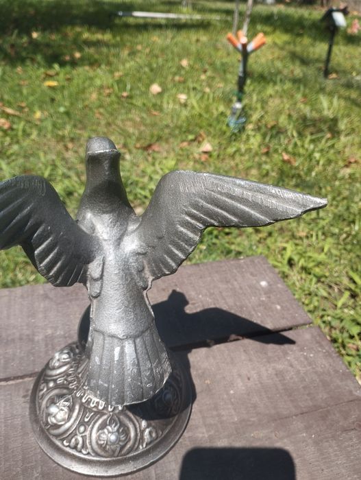 Метална статуетка птица