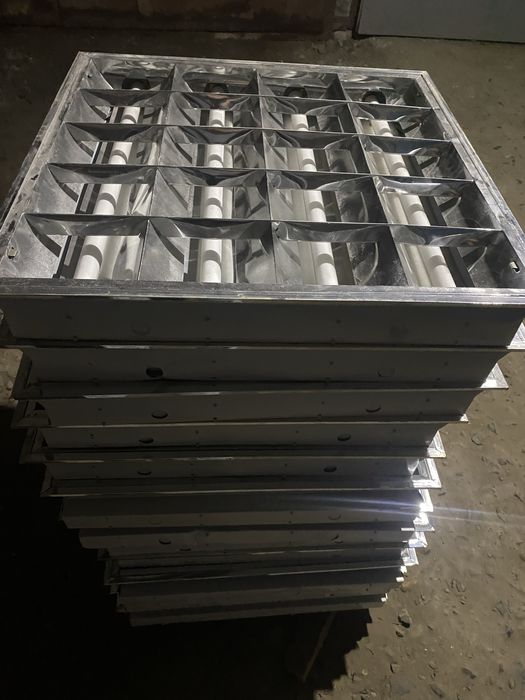 Продам потолочные светильники.