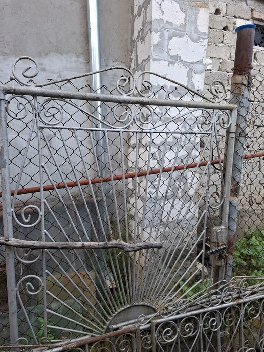 Materiale construcții din demolări, uși, ferestre, porți, sarma ghimpata și mașină de spălat,