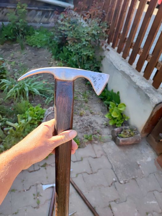 Piolet, drumeti (topor) si topor pentru pompieri