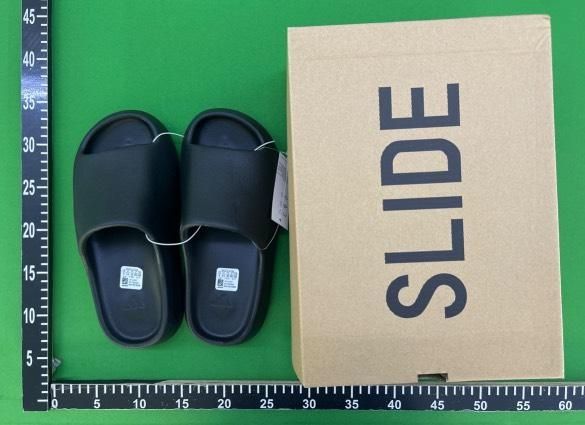 Slapi yeezy slide, mărimi disponibile 39 și 41  nu sunt purtați !