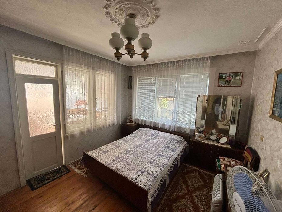 ЕТАЖ от КЪЩА с РЗП 120 кв.м, двор 150 кв.м, град Карлово