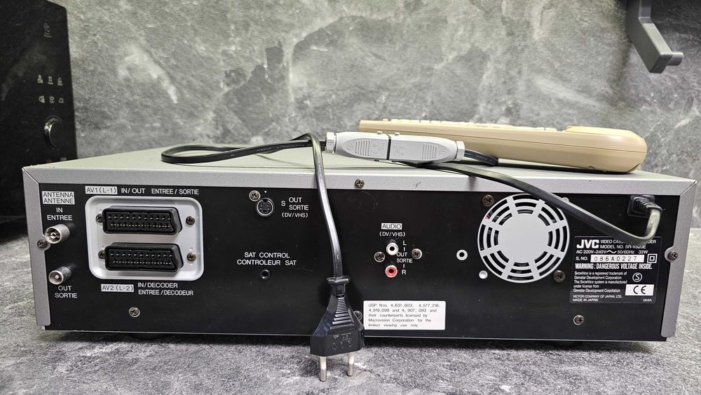 Един рядък (напълно работещ) Професионален, Mini-DV - S-VHS ET , Легендарен модел!