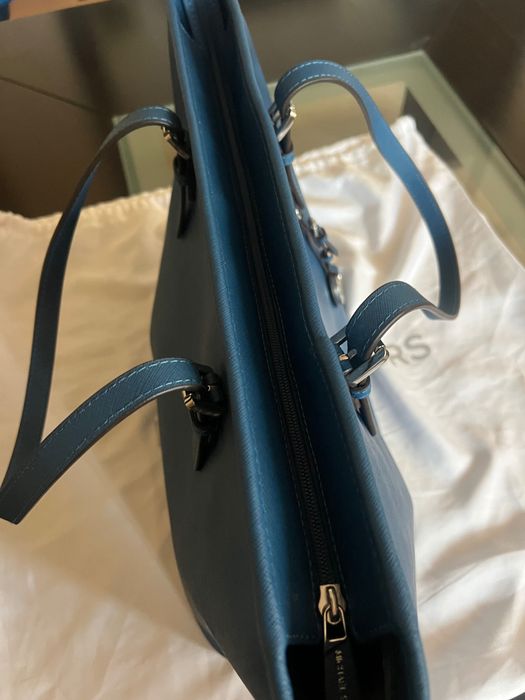 Кожена чанта Michael Kors Jet set shopping синя