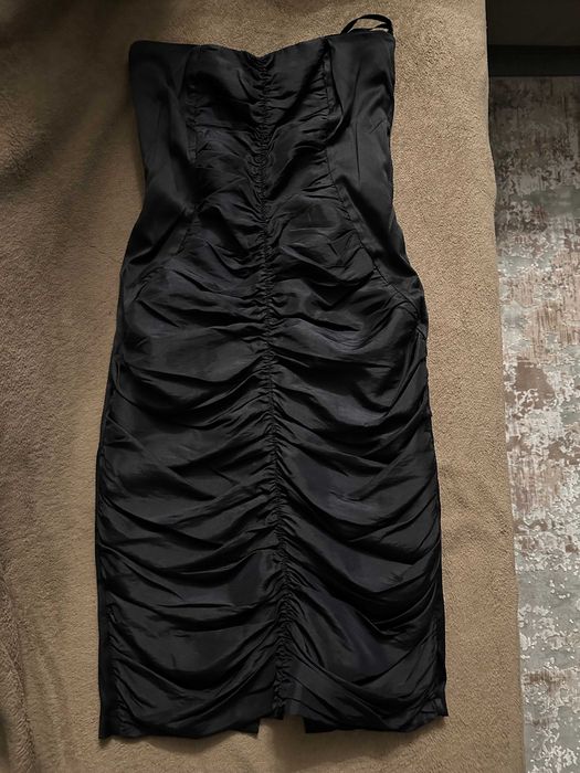 Rochie neagra flonsata in fata