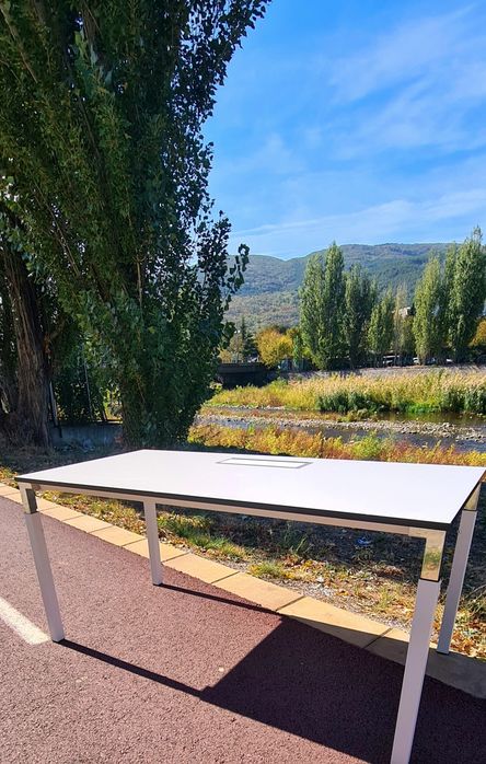 Бюро steelcase с регулиращи крака за дома и офиса оборудване