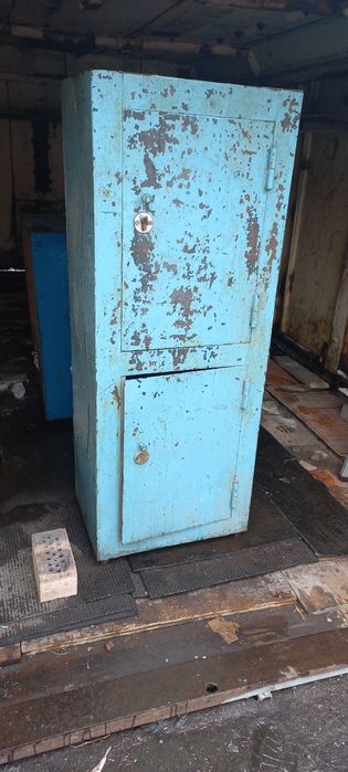 Продам 2 сейфа(железные)