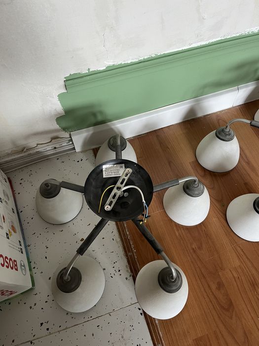 Люстры : одна целая, у второй отсутствует плафон