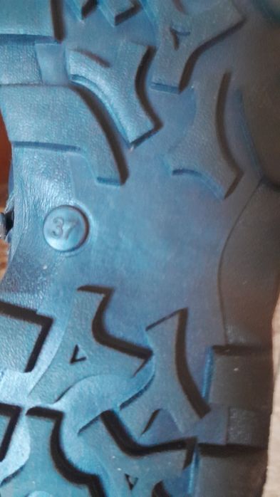 Продам ботинки зимние 37 размер