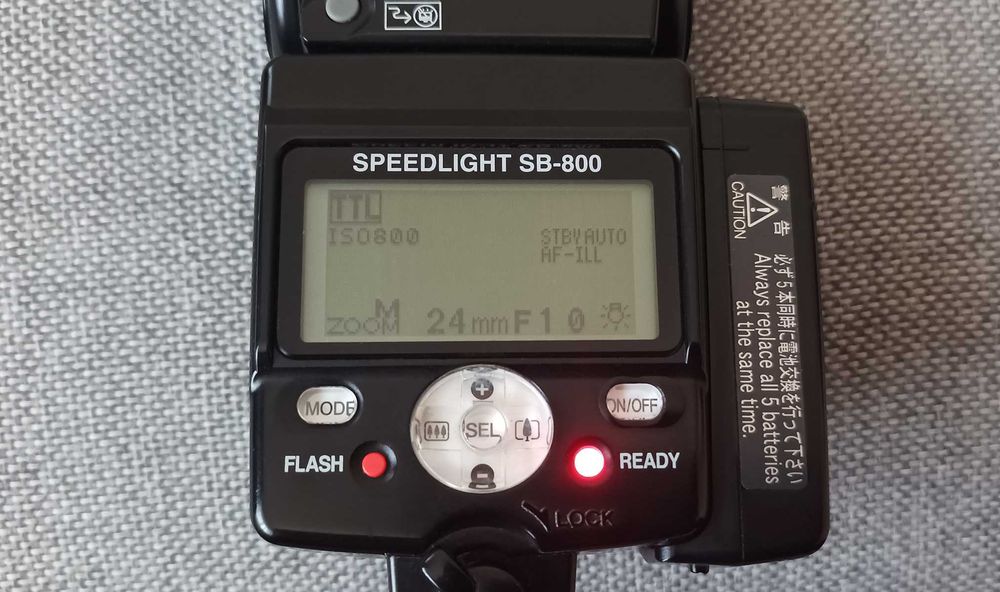 Светкавица Nikon SB-800 + приставката за 5-та батерия + 5 бр. батерии