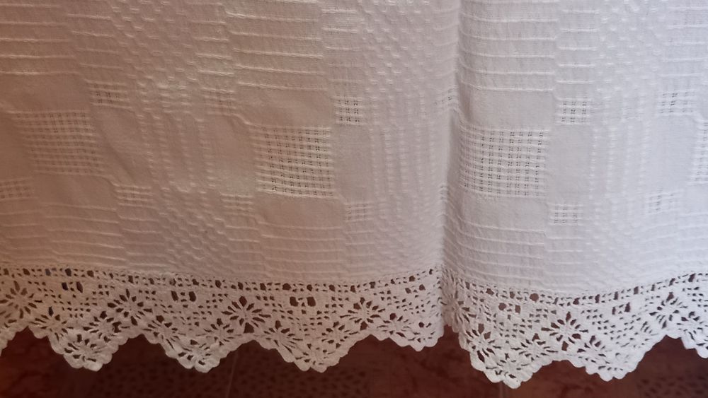 Vand 2 fete de masa albe vechi țesute manual cu broderie,nefolosite