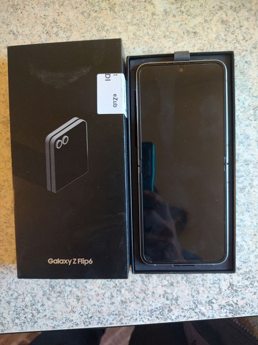Продавам  Samsung Z Flip 6