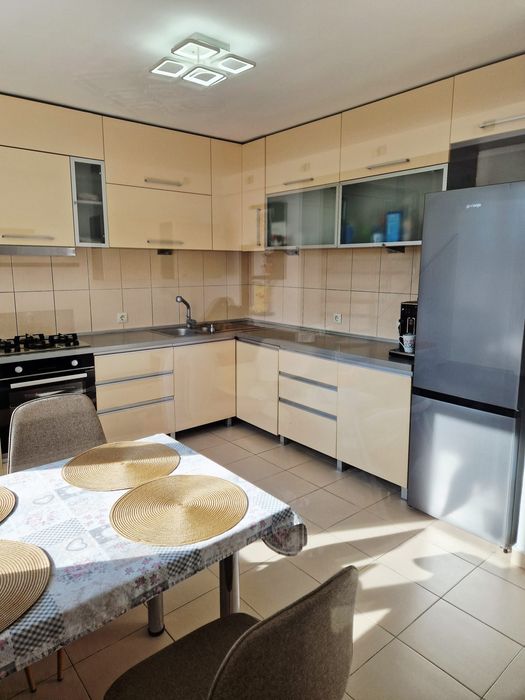 Inchiriez casa zona Dedeman
Aceasta proprietate cu parter si etaj se i