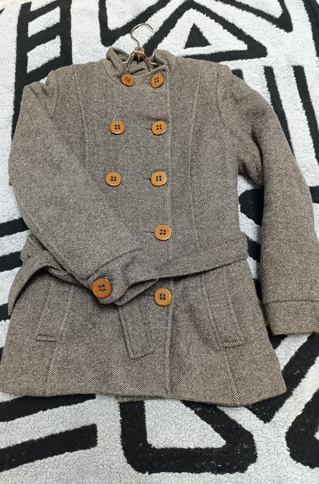 Женское короткое пальто.