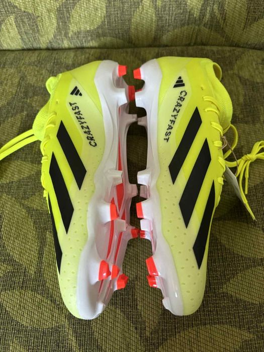Нови футболни обувки Adidas X Crazyfast League.