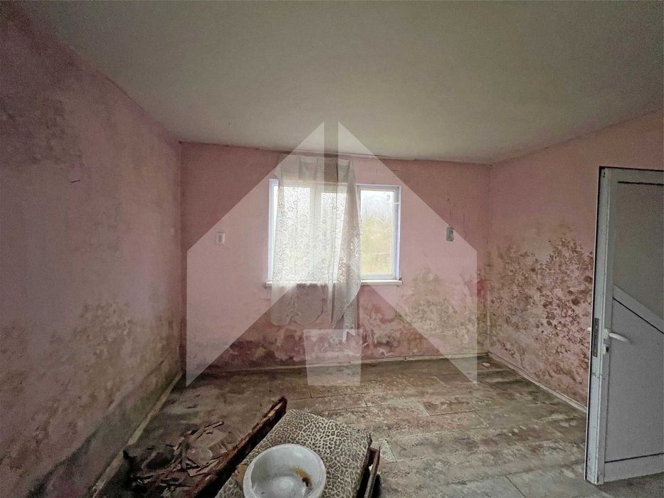 ПРОДАВА двуетажна, тухлена КЪЩА на плоча в с. Цани Гинчево, обл. Шумен