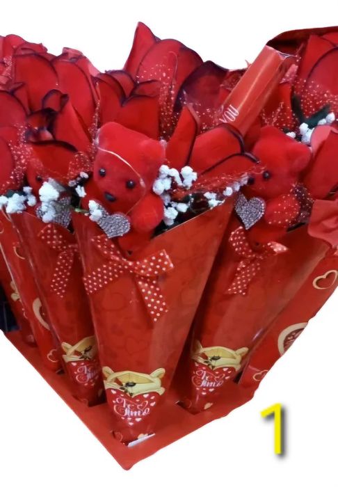 Мече плюш с рози букет за подарък 35см