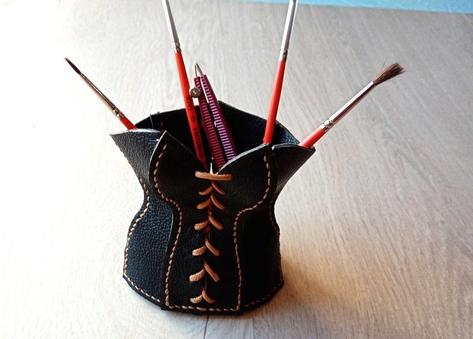 Черен кожен моливник ръчно изработен - за моливи четки инструменти