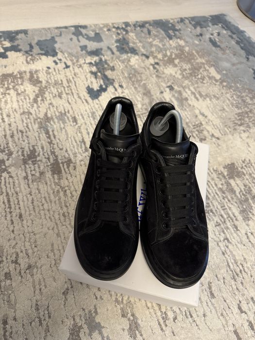 Sneakers Alexander McQueen Oversized Black Suede – Condiție Excelentă