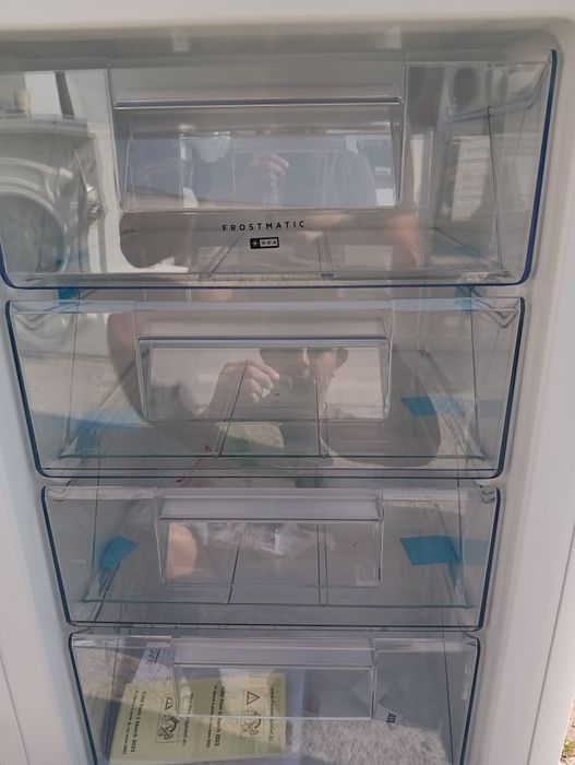 Чисто нов малък фризер за вграждане АЕГ Aeg  с две години гаранция!