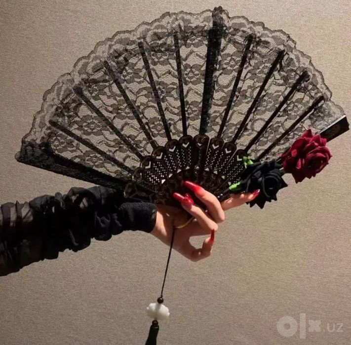 Шикарный веер ажурный с розами , подойдёт для декора,танцев и т.д