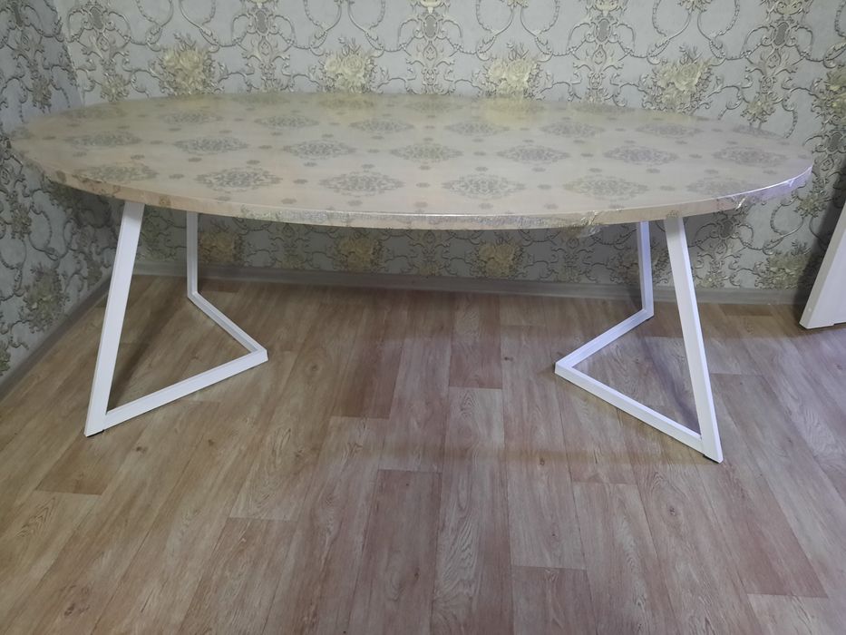 Продаётся стол 40000 тг