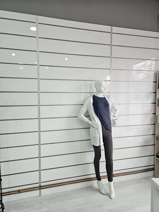 Vând urgent Cabina de proba si panouri Slatwall  alb lucios