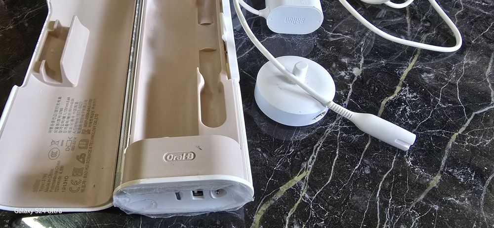 Зарядно и калъф за ел. четка  OralB