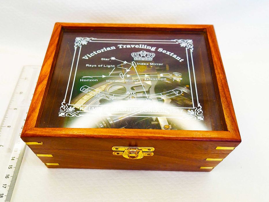 Луксозен бронзов секстант в дървена кутия