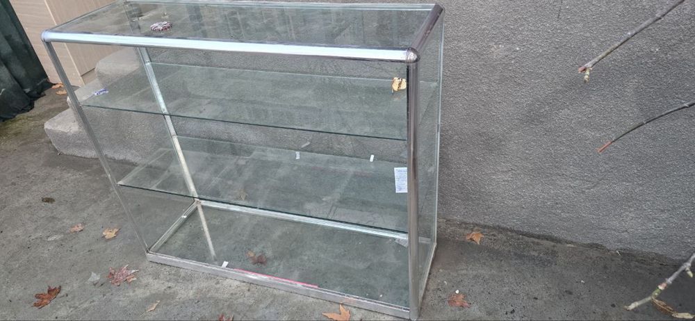 Стеклянная ветрина