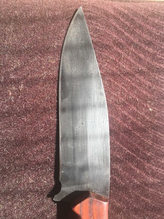 Cutit confectionat manual din otel carbon.