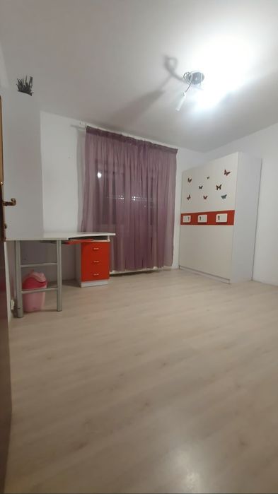 Închiriez apartament cu 4 camere