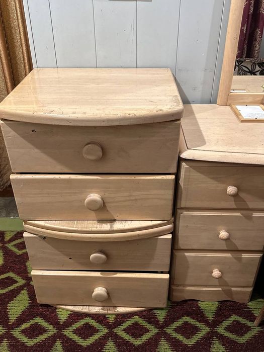 Шкаф две трубочки и стол с зеркалом