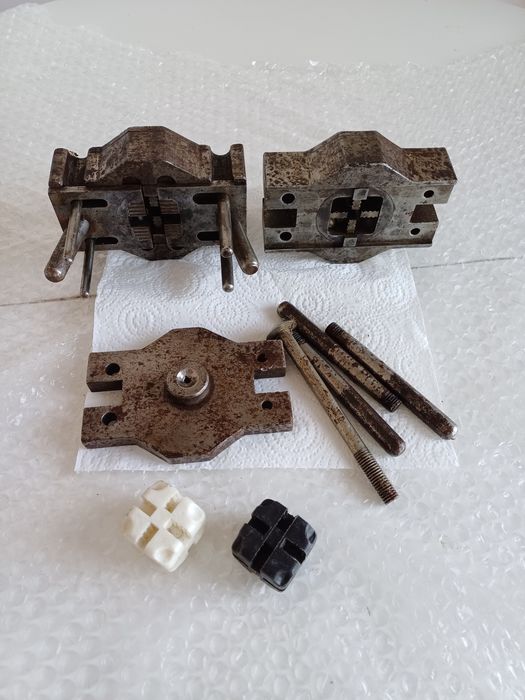 Пресформа за отливане  пластм. крепежни елементи за мебели търговско