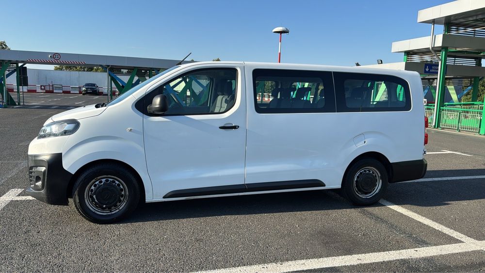 Inchiriere auto microbuz 8+1 locuri Inchirieri 8+1 9 locuri Rent