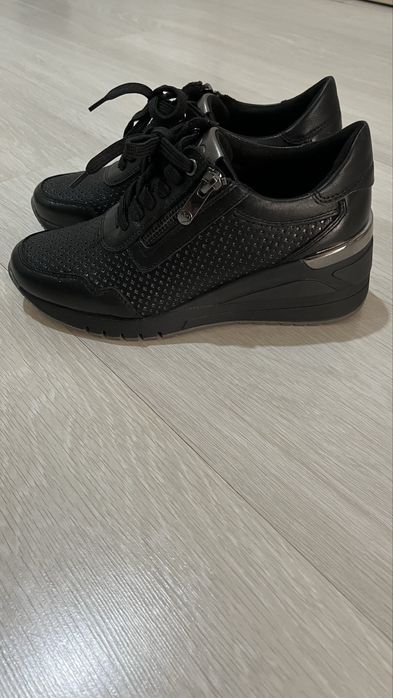 Продам кроссовки новые