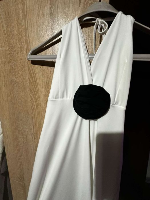 Елегантна бяла рокля