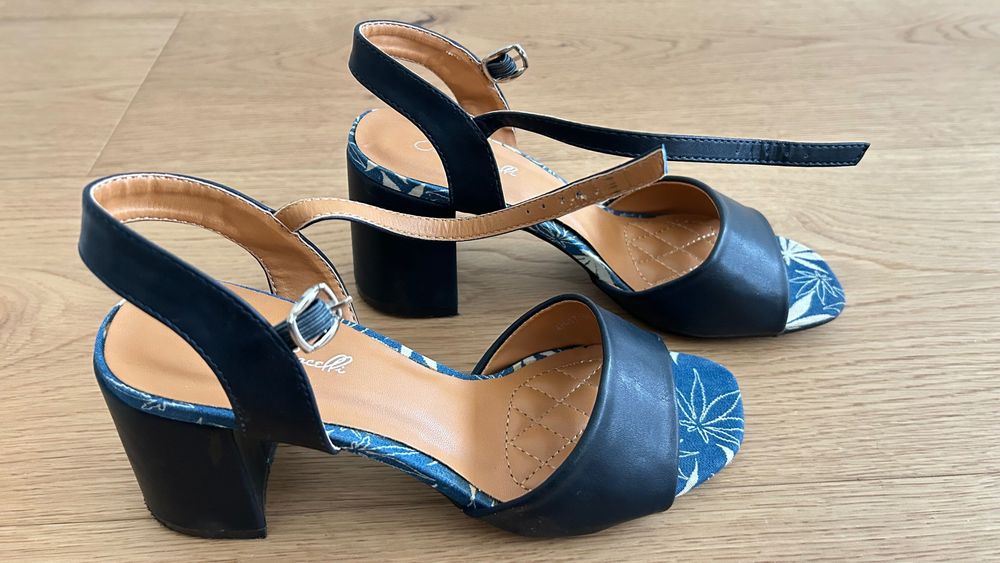 Сандали тъмно сини с ток