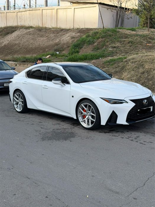 Lexus es 300 yili 2025