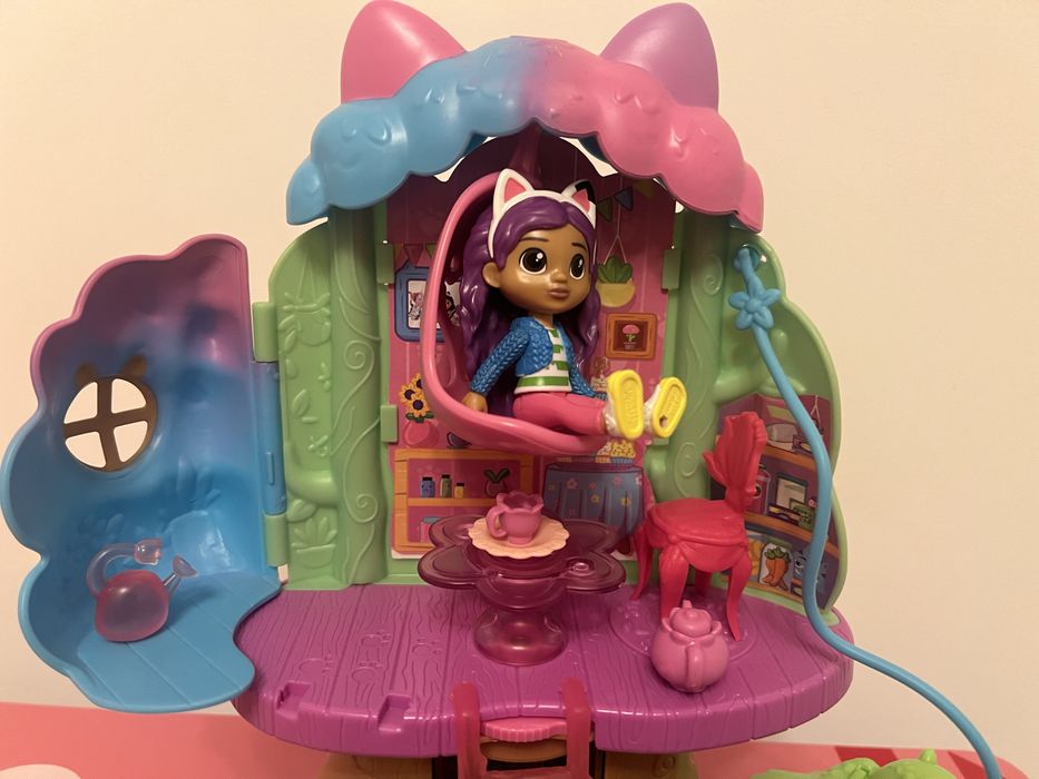 Gabby casuta din copac 3 papusi